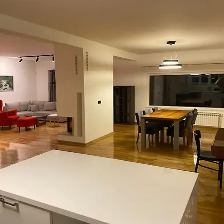 Deluxe Flat Apartment *